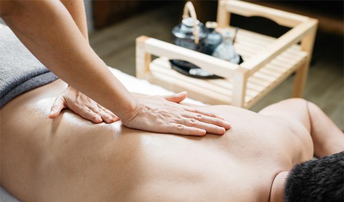 Massage mit Körperpeeling
