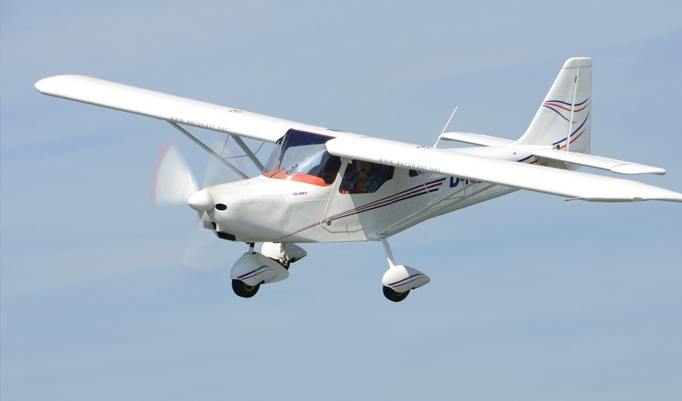Weißes Ultraleichtflugzeug