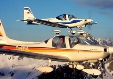 Zwei Flugzeuge beim Alpenrundflug
